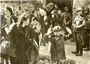 ילד מרים ידיים בעת הוצאת יהודים מהבונקרים בזמן הכנעת המרד בוורשה, 1943