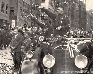 היטלר בחגיגות יום המפלגה החמישי, נירנברג, גרמניה, 1929