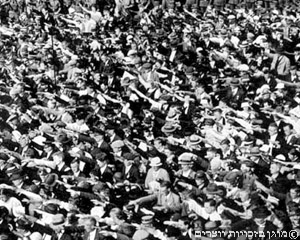 המונים בעת הכרזת היטלר על איחודו מחדש של חבל הסאר עם גרמניה, 1935
