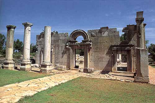 חזית בית הכנסת העתיק בברעם